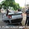 Fotos de Veículo avança sinal de pare, bate em outro carro e capota em Maringá