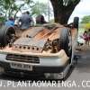 Fotos de Veículo avança sinal de pare, bate em outro carro e capota em Maringá