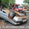 Fotos de Veículo avança sinal de pare, bate em outro carro e capota em Maringá