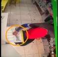Vídeo flagra dupla rendendo funcionário em assalto a pet shop, em Maringá Foto 1 Fotos de Vídeo flagra dupla rendendo funcionário em assalto a pet shop, em Maringá