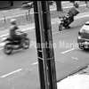 Fotos de Vídeo flagra motociclista na contramão batendo de frente com outra moto no centro de Maringá