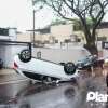 Fotos de Vídeo - mãe e filha de 3 anos ficam feridas após carro bater em outro veículo estacionado e tombar em Maringá