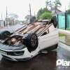 Fotos de Vídeo - mãe e filha de 3 anos ficam feridas após carro bater em outro veículo estacionado e tombar em Maringá