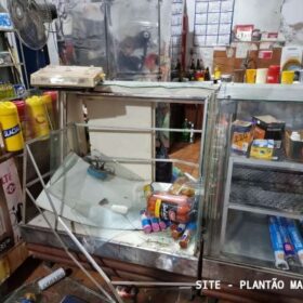 Homem suspeito de furto morre ao cortar perna em balcão de vidro em Maringá Foto 1 Fotos de Homem suspeito de furto morre ao cortar perna em balcão de vidro em Maringá