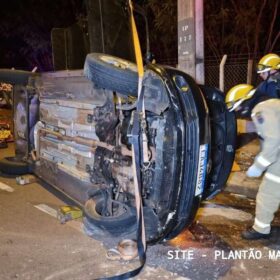 Motorista capota carro após bater em poste de avenida em Maringá Foto 1 Fotos de Motorista capota carro após bater em poste de avenida em Maringá