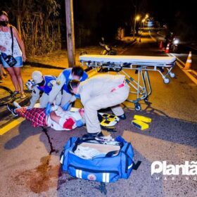 Fotos de Motociclista na contramão é intubado após invadir preferencial e bater contra carro em Maringá