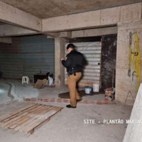 Em Maringá; Após acidente casal coloca fogo em carro roubado Foto 1 Fotos de Em Maringá; Após acidente casal coloca fogo em carro roubado