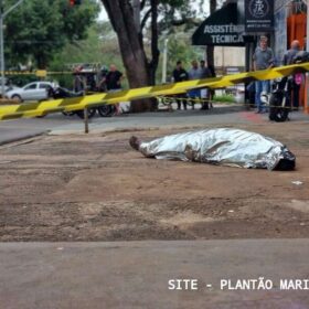 Imagens mostram homem sendo morto a facadas em Maringá Foto 2 Fotos de Imagens mostram homem sendo morto a facadas em Maringá