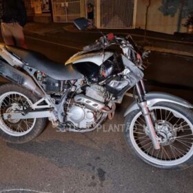 Jovem morre em acidente de moto logo após deixar a casa da namorada, em Maringá Foto 1 Fotos de Jovem morre em acidente de moto logo após deixar a casa da namorada, em Maringá