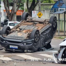 Fotos de Carro capota após colisão na Avenida Brasil em Maringá