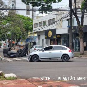 Fotos de Carro capota após colisão na Avenida Brasil em Maringá