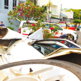 Fotos de Duas pessoas ficam feridas após colisão seguida de tombamento em Maringá