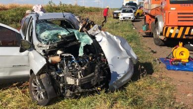 Fotos de Acidente entre carro e caminhão deixa uma pessoa morta e outra gravemente ferida