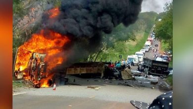 Fotos de Acidente entre duas carretas e um ônibus deixa ao menos três pessoas mortas e 16 feridos