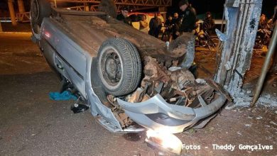 Fotos de Após colisão com moto, carro capota e bate em poste em Paiçandu