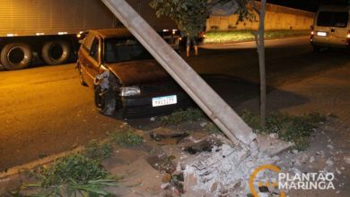 Fotos de Após derrubar poste condutor abandona carro em Maringá