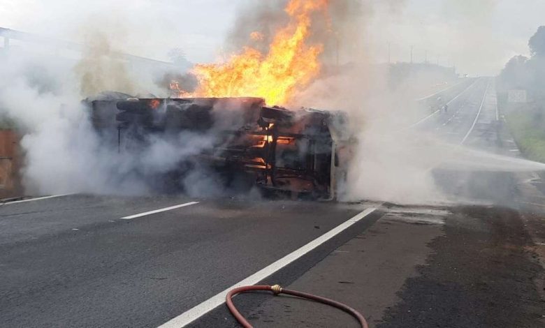 Fotos de Após tombar caminhão pega fogo em alto Paraná