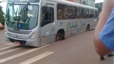Fotos de Asfalto cede, e ônibus ficam presos em buraco em Sarandi