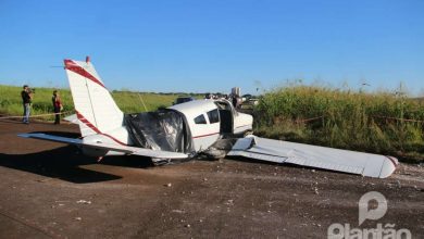 Fotos de Avião com 2 tripulantes faz pouso forçado próximo ao contorno sul em Maringá