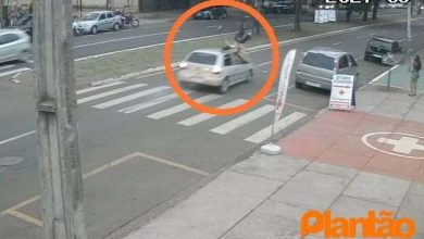 Fotos de Avô com neta de 3 anos no colo é atropelado ao atravessar Avenida na faixa de pedestres, em Maringá; vídeo