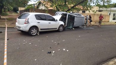 Fotos de Batida entre dois veículos seguida de capotamento deixa pessoas feridas em Maringá