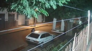 Fotos de Câmera de segurança flagra homem roubando carro, em Maringá