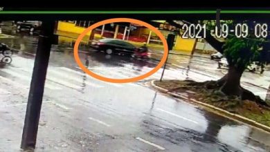 Fotos de Câmera de segurança registra acidente entre carro e moto em Maringá; o veículo avançou o preferencial