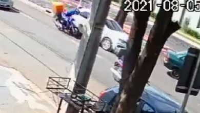 Fotos de Câmera de segurança registra motociclista batendo na traseira de viatura da Polícia Militar, em Maringá