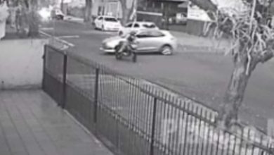 Fotos de Câmera filma quando motociclista é atingido por carro que avançou a preferencial, em Maringá; vídeo