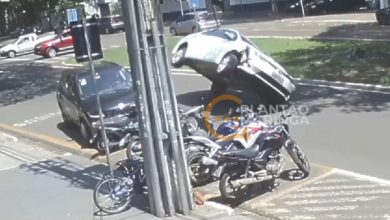 Fotos de Câmera flagra momento em que veículo tomba após colisão em Maringá