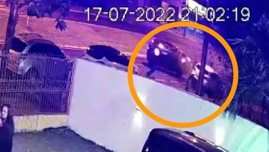 Fotos de Câmera registra carro batendo em veículo estacionado em Maringá