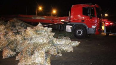 Fotos de Caminhão carregado com batata tomba no contorno sul de Maringá