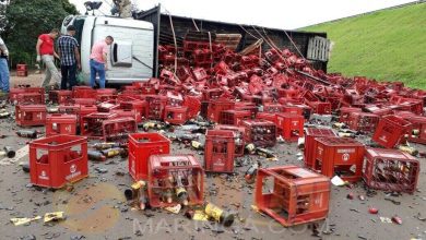 Fotos de Caminhão carregado de vasilhames tomba, após acidente na marginal da PR-323 entre Paiçandu e Maringá