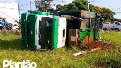 Fotos de Caminhão de lixo perde freio, invade terreno baldio e tomba em Maringá