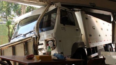 Fotos de Caminhão destróI parede de restaurante em Maringá