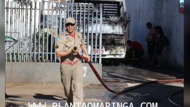 Fotos de Caminhão estacionado em quintal de residência tem cabine destruída pelo fogo em Maringá