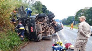 Fotos de Caminhão tomba e deixa duas pessoas feridas na PR-317 entre Maringá e Floresta