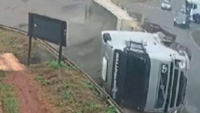 Fotos de Carreta carregada com pedras tomba em rotatória da rodovia BR-376, em Maringá; veja o vídeo