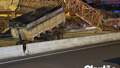 Fotos de Carreta com caçamba levantada derruba passarela e interdita os dois sentidos do contorno norte em Maringá