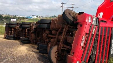 Fotos de Carreta tomba e espalha soja no contorno sul, em Maringá