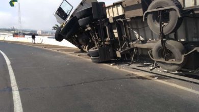 Fotos de Carreta tomba sobre mureta do viaduto no contorno norte em Maringá