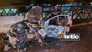 Fotos de Carro bate em mureta de viaduto e pega fogo, em Maringá