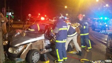 Fotos de Carro bate em poste e vítima fica presa nas ferragens em Maringá