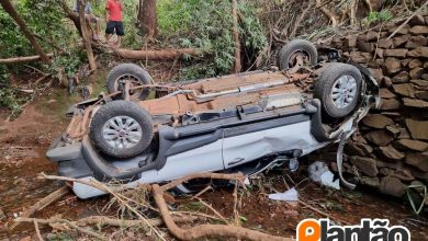 Fotos de Carro cai em córrego após motorista perder controle da direção em Maringá