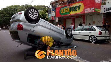 Fotos de Carro capota após bater em veículos estacionados em Maringá