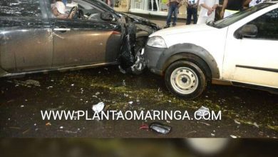 Fotos de Carro capota após bater em veículos estacionados em Maringá
