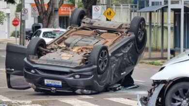 Fotos de Carro capota após colisão na Avenida Brasil em Maringá