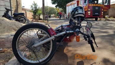 Fotos de Carro capota após ser atingido por moto em Maringá - o motociclista precisou ser intubado