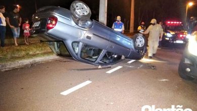 Fotos de Carro conduzido por pastor capota após colisão em cruzamento de Maringá