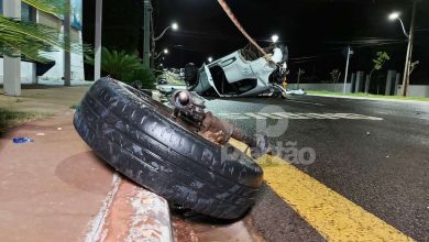 Fotos de Carro fica destruído após motorista bater em parede de associação e capotar, em Maringá